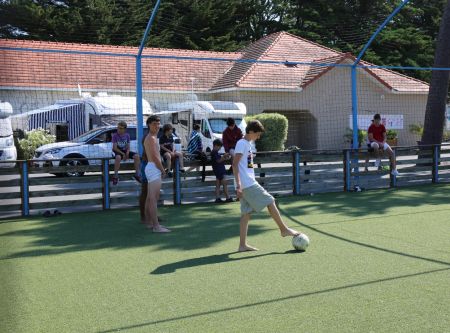 Adolescents à l'air du sport du camping Bel Air à Pornichet