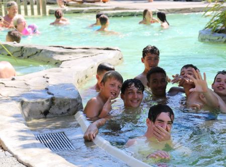 Adolescents à la piscine exterieure du camping Bel Air à Pornichet