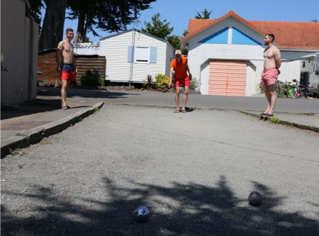 Adolescents au terrain petanque du camping Bel Air à Pornichet
