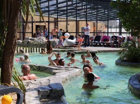 Adolescents à la piscine du camping Bel Air à Pornichet