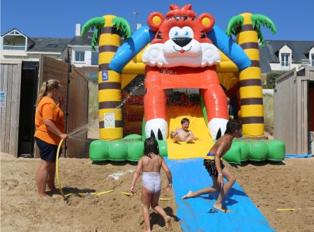 Chateau gonflable pour les enfants du Club de Plage Bel Air à Pornichet