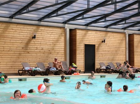 Enfants à la piscine interieure du camping Bel Air à Pornichet