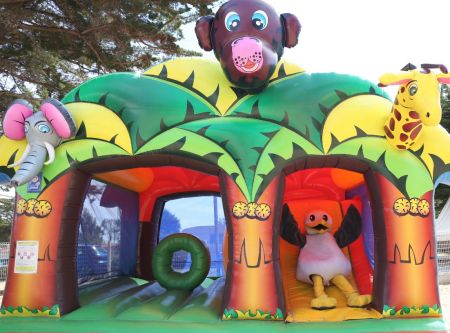 Lou dans le chateau gonflable du camping Bel Air de Pornichet 
