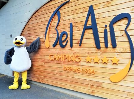 Lou avec le logo du camping Bel Air de Pornichet 