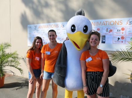 Lou mascotte avec l'équipe animation du camping Bel Air de Pornichet 