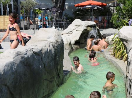 Adolescents à la piscine du camping Bel Air à Pornichet