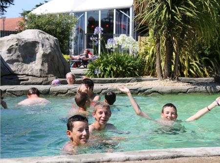 Enfants à la piscine du camping Bel Air à Pornichet