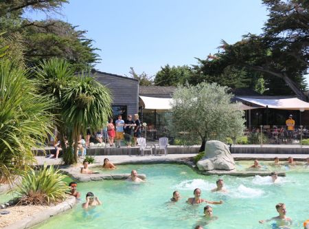 Piscine extérieure vu du restaurant du Camping Bel Air à Pornichet
